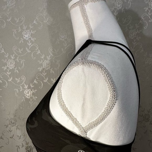 Lululemon Freely Flexed Bra in Incognito Camo Multi Gator Green/Black. Size 6 - Picture 7 of 10